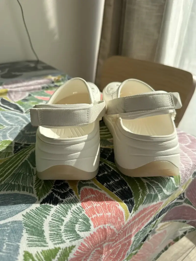 Zuecos blancos con plataforma Crocs - 2
