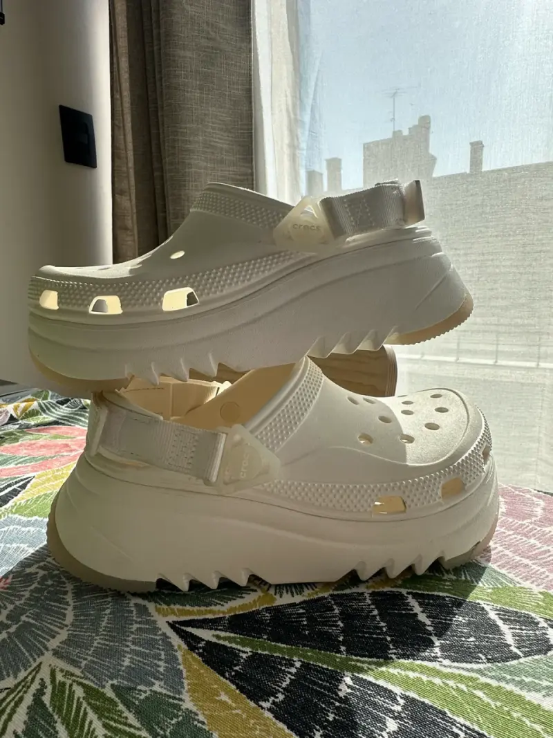 Zuecos blancos con plataforma Crocs - 4