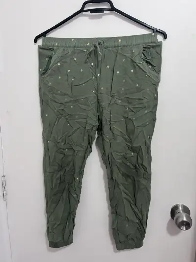 Pantalones verdes con estampado de corazones - miniatura 1