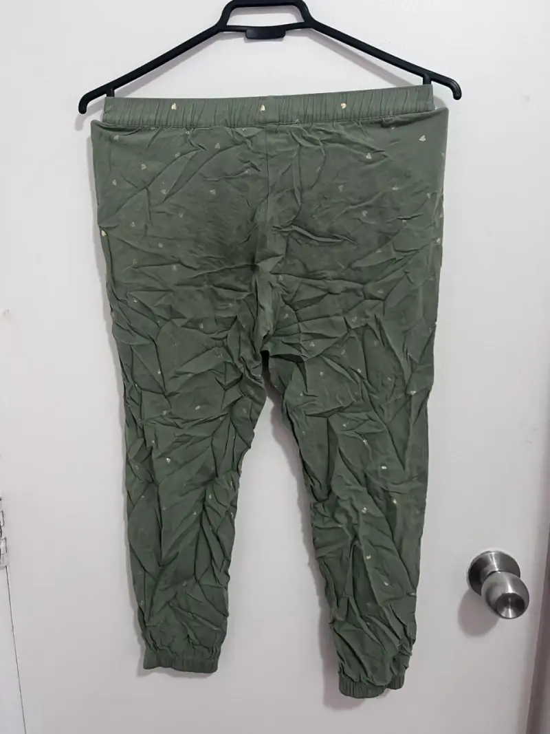 Pantalones verdes con estampado de corazones - 2