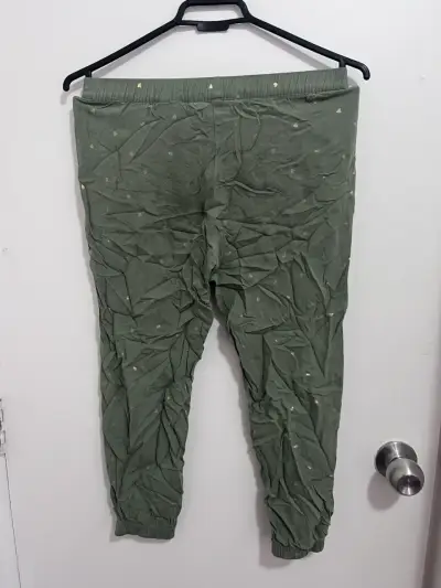 Pantalones verdes con estampado de corazones - miniatura 2
