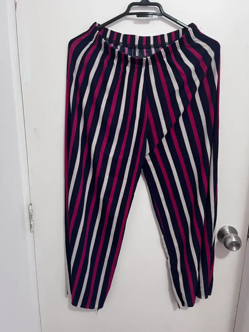 Pantalones rayados de mujer en tonos azul y fucsia - 1