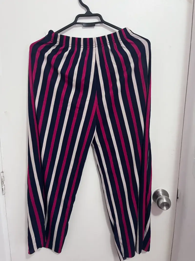Pantalones rayados de mujer en tonos azul y fucsia - 2