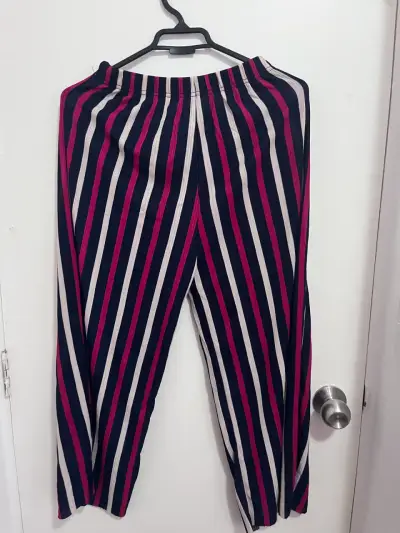 Pantalones rayados de mujer en tonos azul y fucsia - miniatura 2