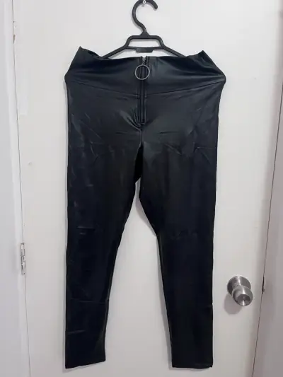 Leggings de cuero sintético negro con cierre - miniatura 1