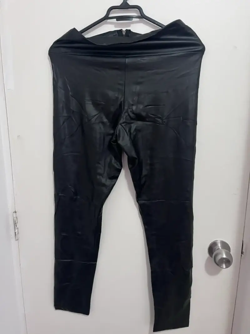 Leggings de cuero sintético negro con cierre - 2
