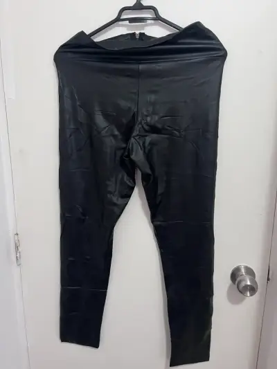 Leggings de cuero sintético negro con cierre - miniatura 2