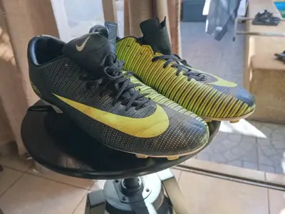 Botines de fútbol Nike Mercurial CR7 negros y amarillos - miniatura 1