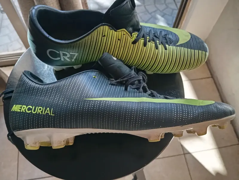 Botines de fútbol Nike Mercurial CR7 negros y amarillos - 2