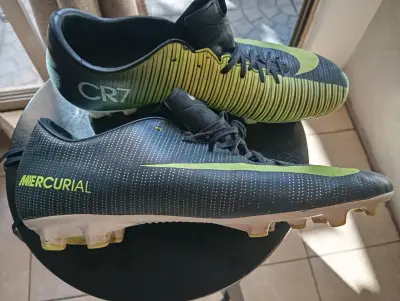 Botines de fútbol Nike Mercurial CR7 negros y amarillos - miniatura 2