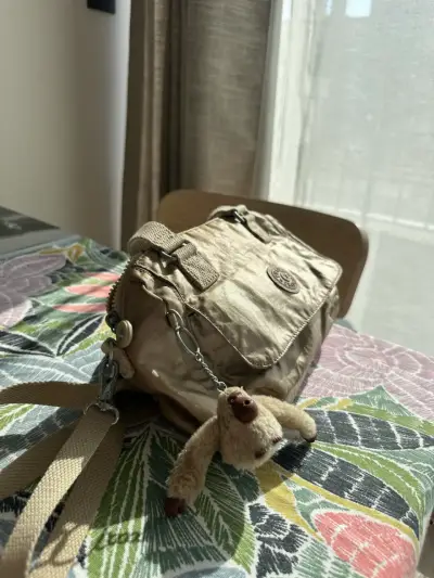 Bolso cruzado beige Kipling con llavero de mono - miniatura 1