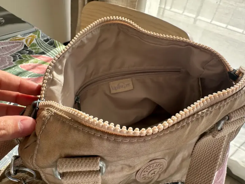 Bolso cruzado beige Kipling con llavero de mono - 2