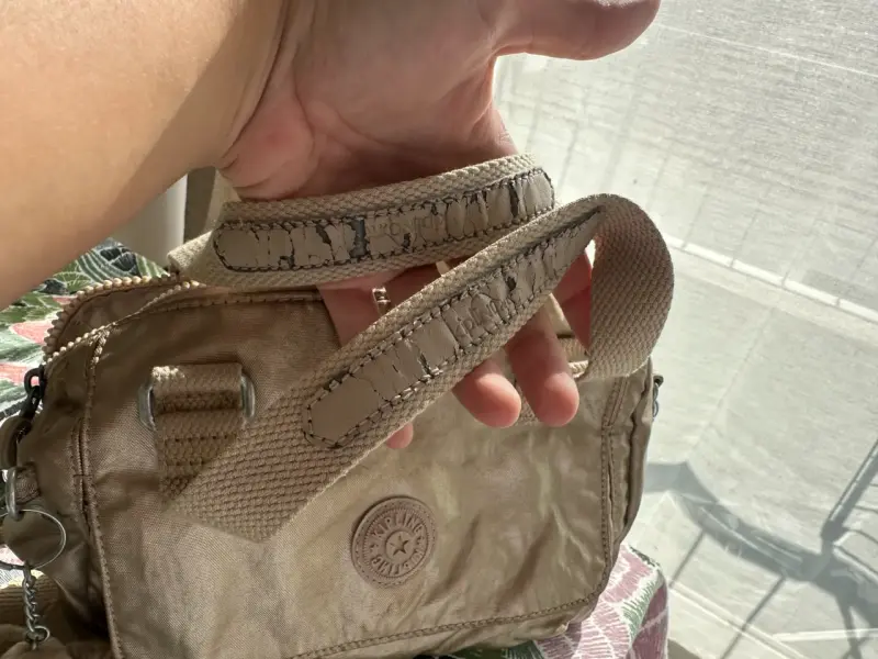 Bolso cruzado beige Kipling con llavero de mono - 3