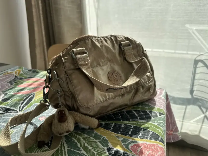 Bolso cruzado beige Kipling con llavero de mono - 4