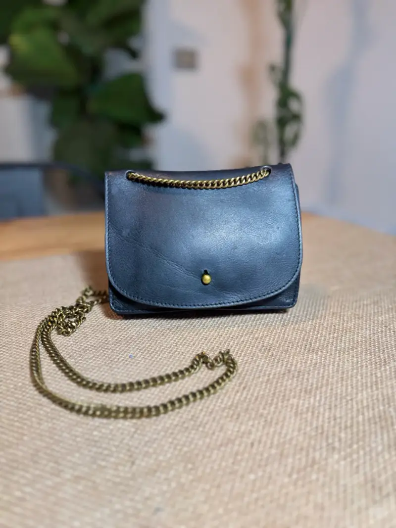 Cartera de cuero negra con cadena dorada - 1