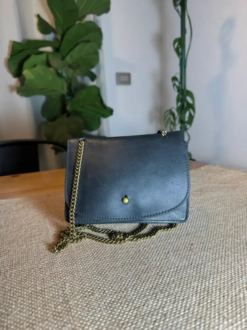 Cartera de cuero negra con cadena dorada - 2