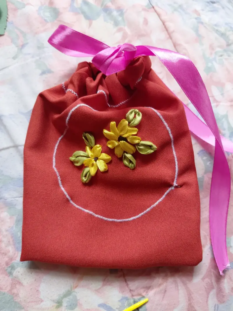 Bolsa de tela bordada con flores