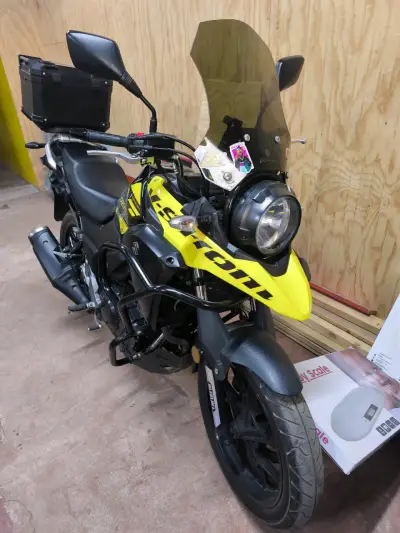 Moto Suzuki V-Strom 250 con maletero - miniatura 1