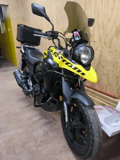 Moto Suzuki V-Strom 250 con maletero - miniatura 2