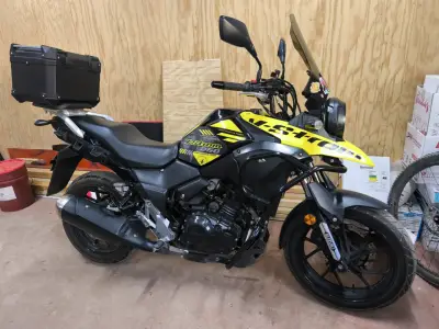 Moto Suzuki V-Strom 250 con maletero - miniatura 3