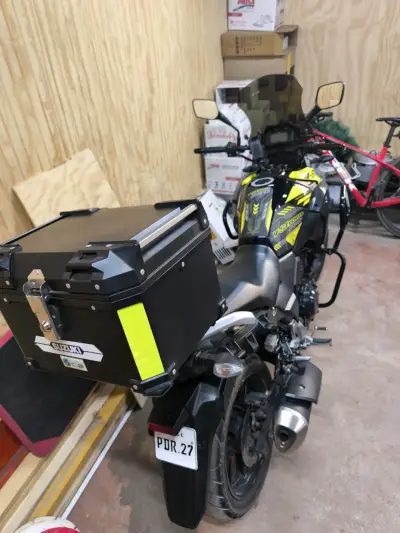 Moto Suzuki V-Strom 250 con maletero - miniatura 4