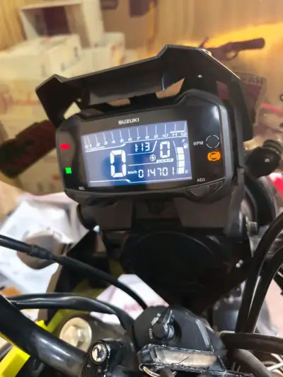 Moto Suzuki V-Strom 250 con maletero - miniatura 5
