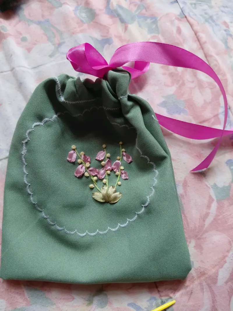 Bolsa de tela bordada con cinta decorativa