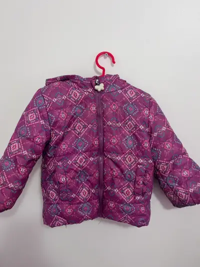 Chaqueta acolchada para niña color morado con diseño geométrico - miniatura 1