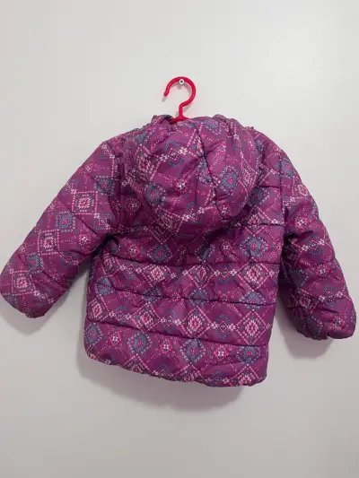 Chaqueta acolchada para niña color morado con diseño geométrico - miniatura 2