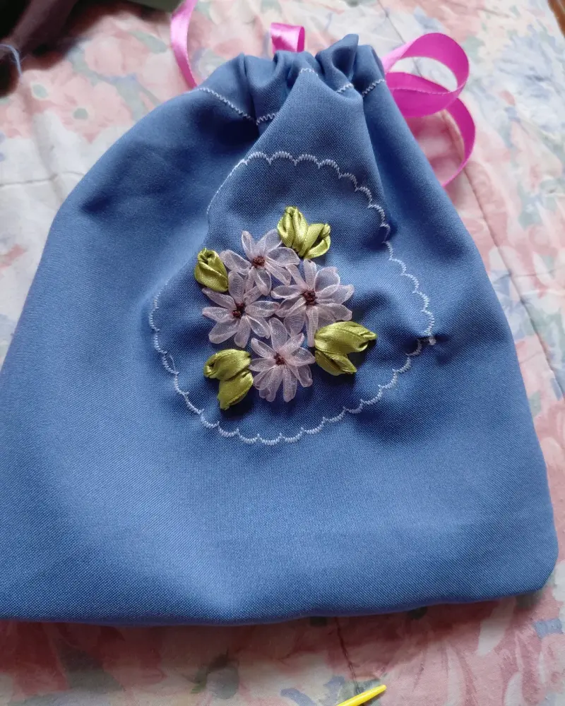 Bolsa de tela azul con bordado floral