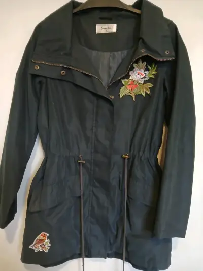 Chaqueta negra con bordados florales y de pájaro - miniatura 1