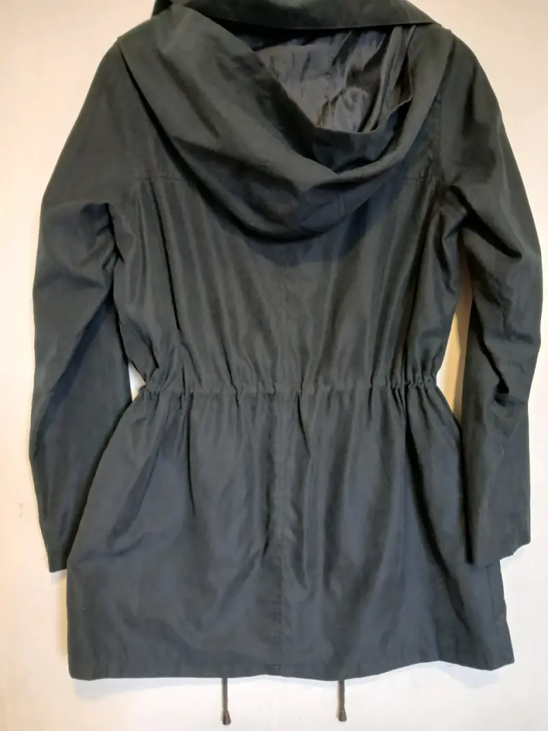 Chaqueta negra con bordados florales y de pájaro - 2