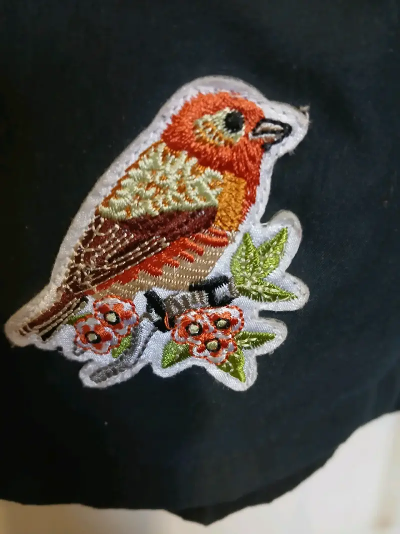 Chaqueta negra con bordados florales y de pájaro - 3