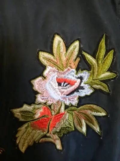 Chaqueta negra con bordados florales y de pájaro - miniatura 4