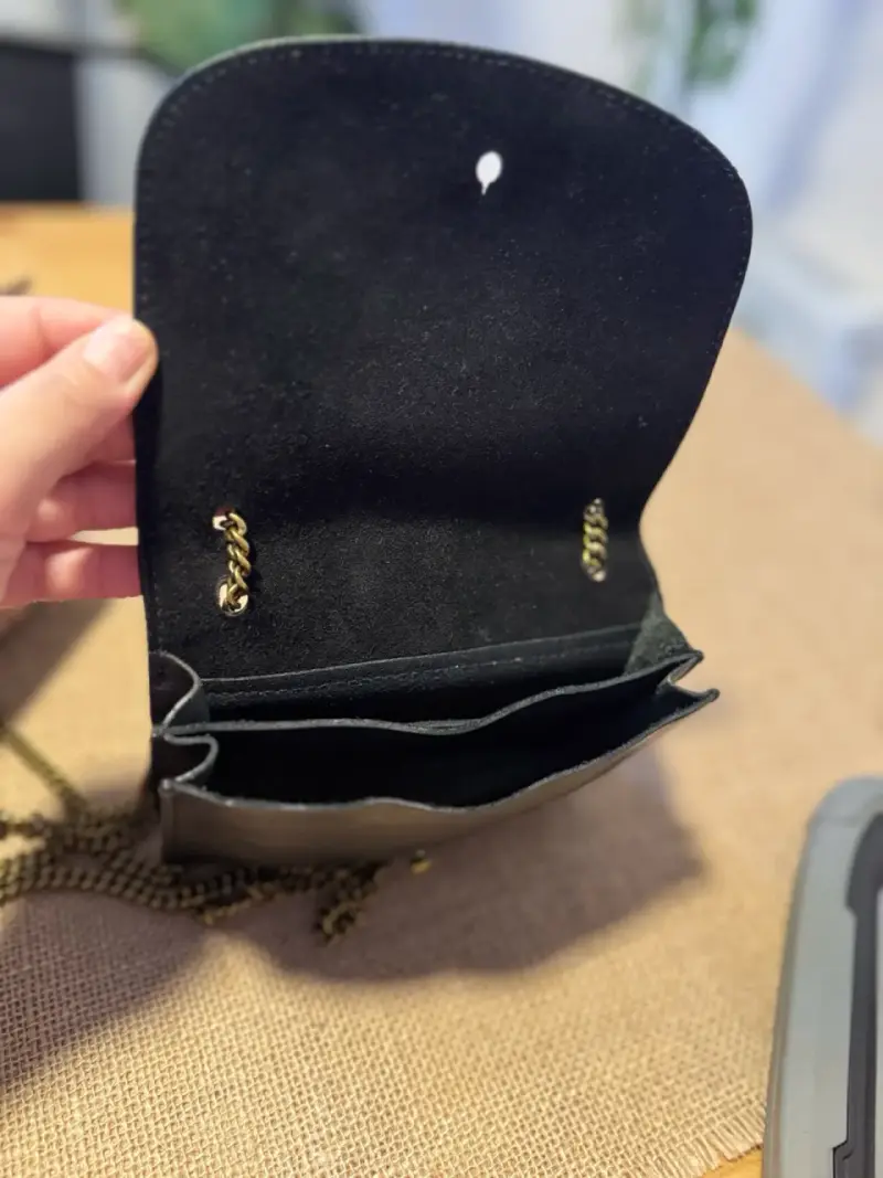 Cartera de cuero negra con cadena dorada - 3