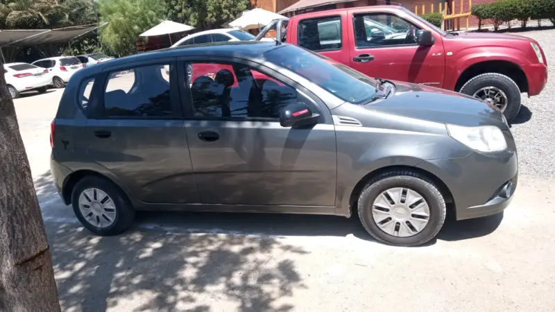 Auto gris en buen estado