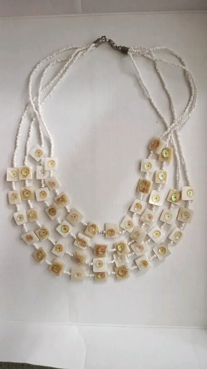 Collar de cuentas blancas y beige elegante