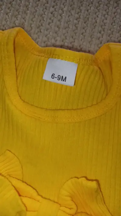 Vestido amarillo para bebé - miniatura 2
