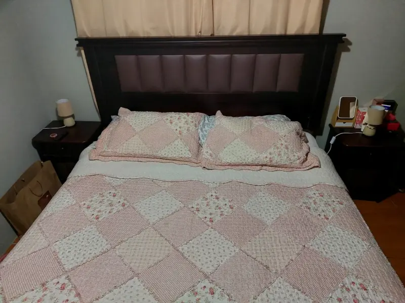 Cama king con respaldo de madera y 2 veladores - 1