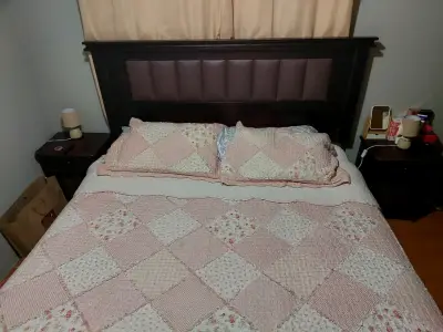 Cama king con respaldo de madera y 2 veladores - miniatura 1
