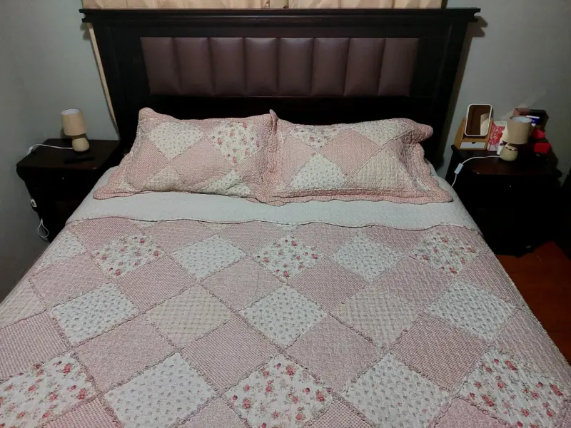 Cama king con respaldo de madera y 2 veladores - 2