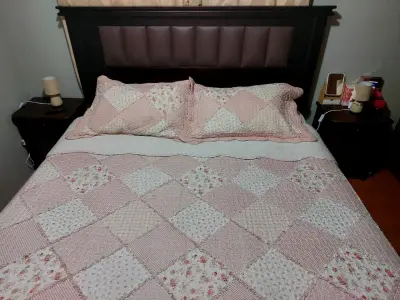 Cama king con respaldo de madera y 2 veladores - miniatura 2