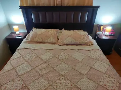 Cama king con respaldo de madera y 2 veladores - miniatura 3