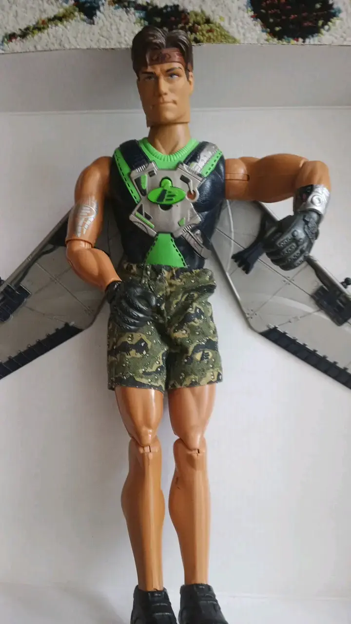 Figura de acción con alas y detalles metálicos - 1