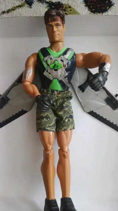 Figura de acción con alas y detalles metálicos - miniatura 1