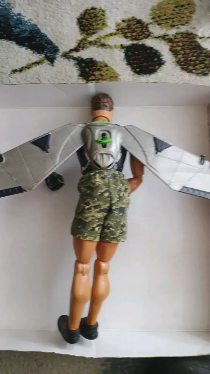 Figura de acción con alas y detalles metálicos - 2
