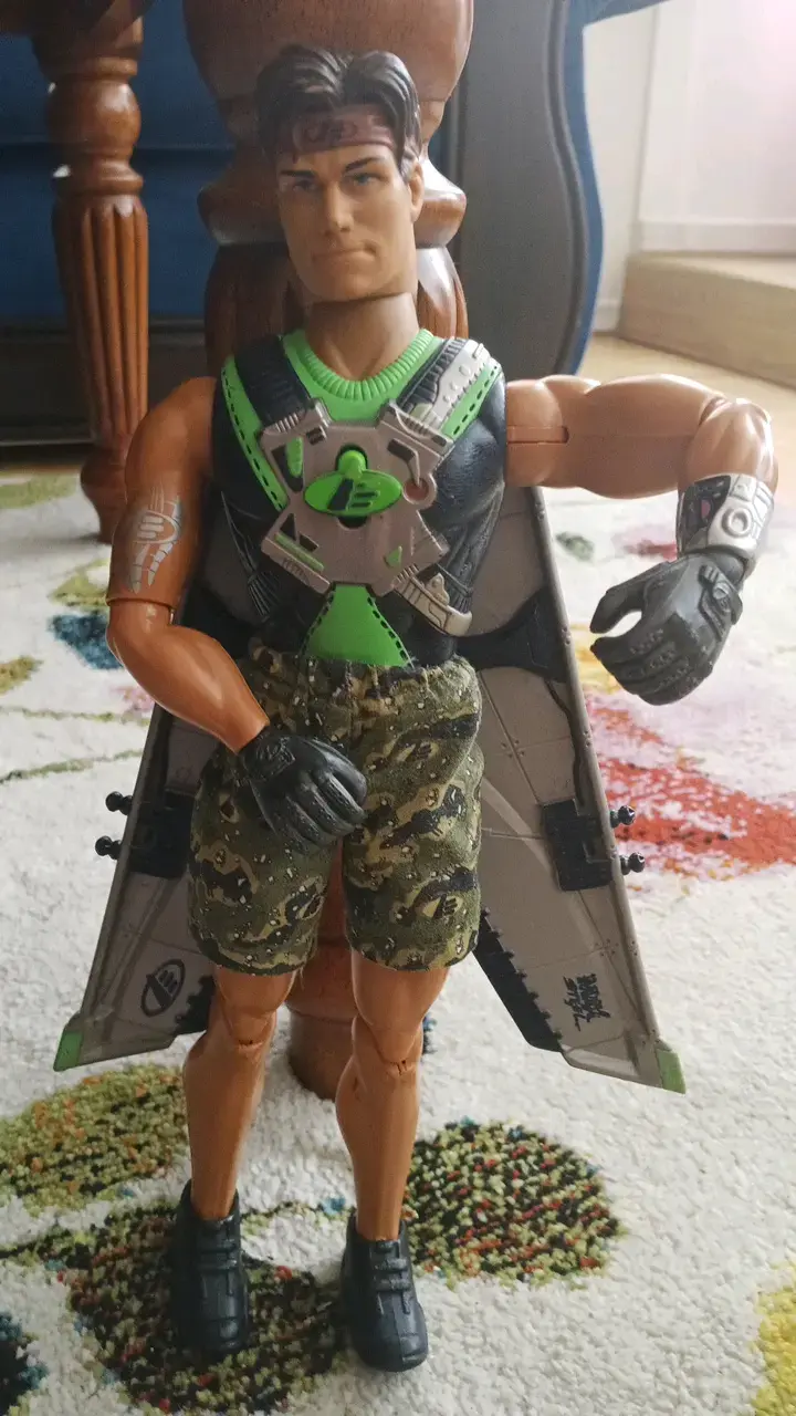 Figura de acción con alas y detalles metálicos - 3