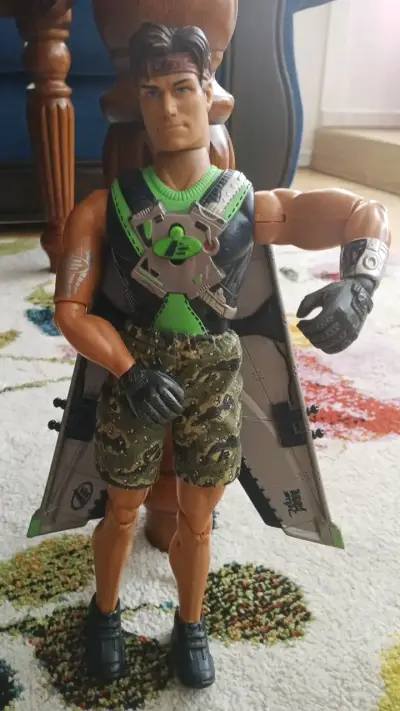 Figura de acción con alas y detalles metálicos - miniatura 3