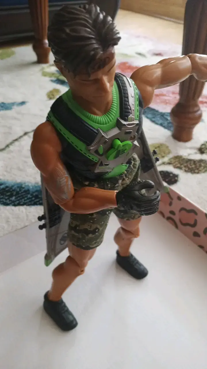 Figura de acción con alas y detalles metálicos - 5