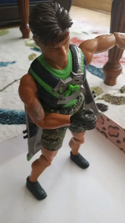 Figura de acción con alas y detalles metálicos - miniatura 5